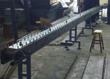 锻造件链板输送机采用不变形 耐高温的不锈钢链板输送带